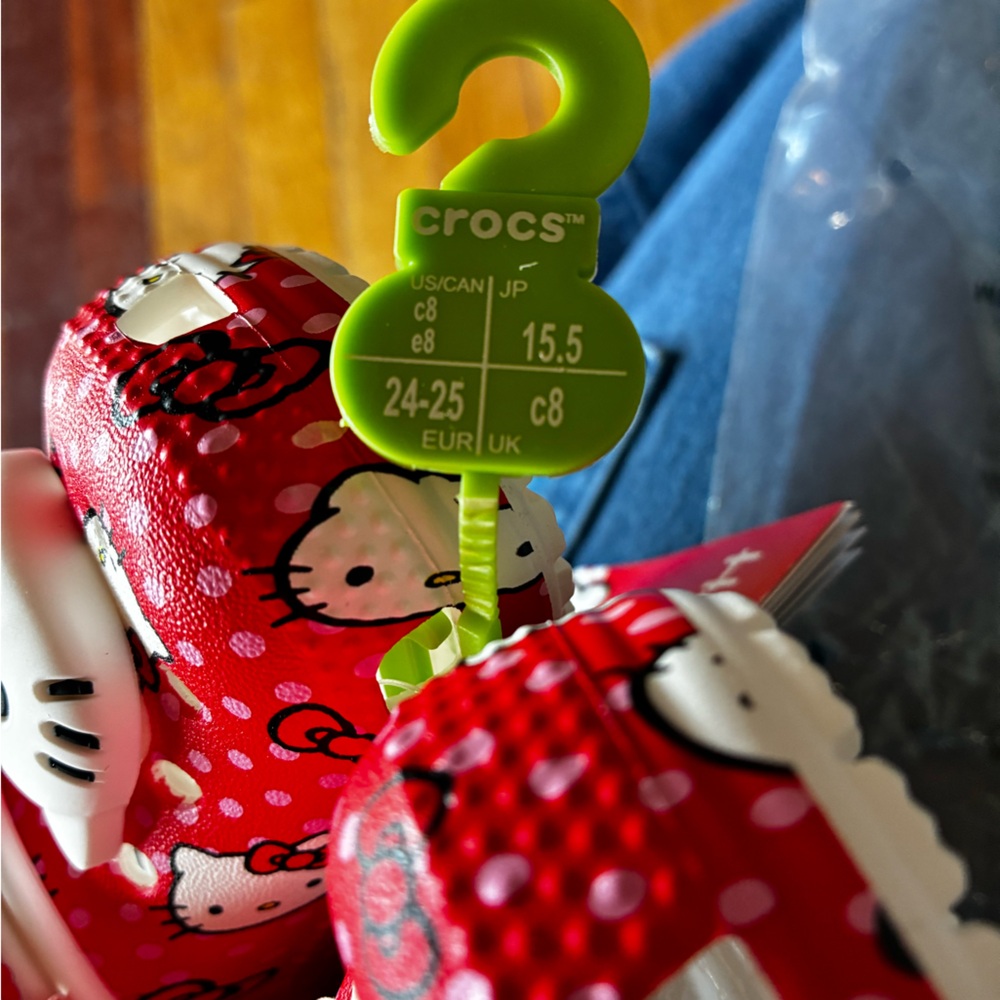 NWT Hello Kitty Kids Crocs 8C - Picture 3 of 3